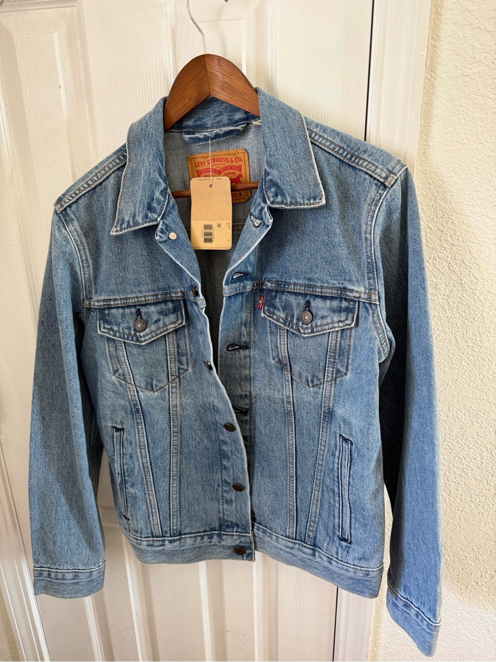 Levi's Men’s Light Blue Classic Denim Trucker Jacket